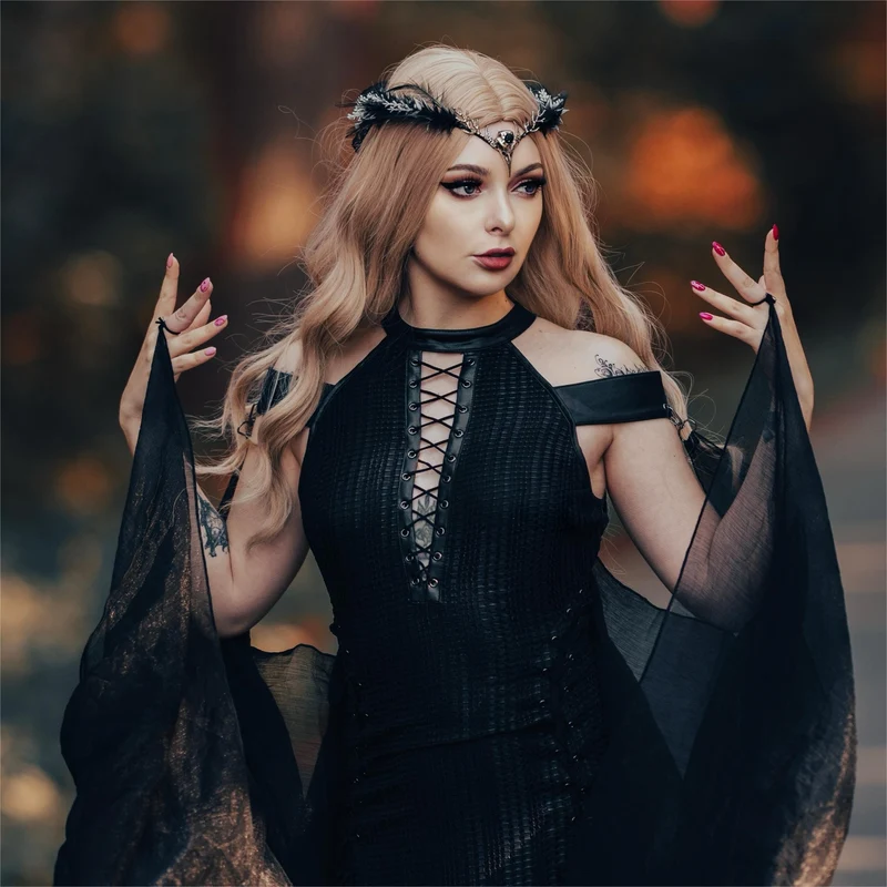 Gothic-Brautkleid für Damen mit Trägern, Seitenschlitz und abnehmbarem Cape