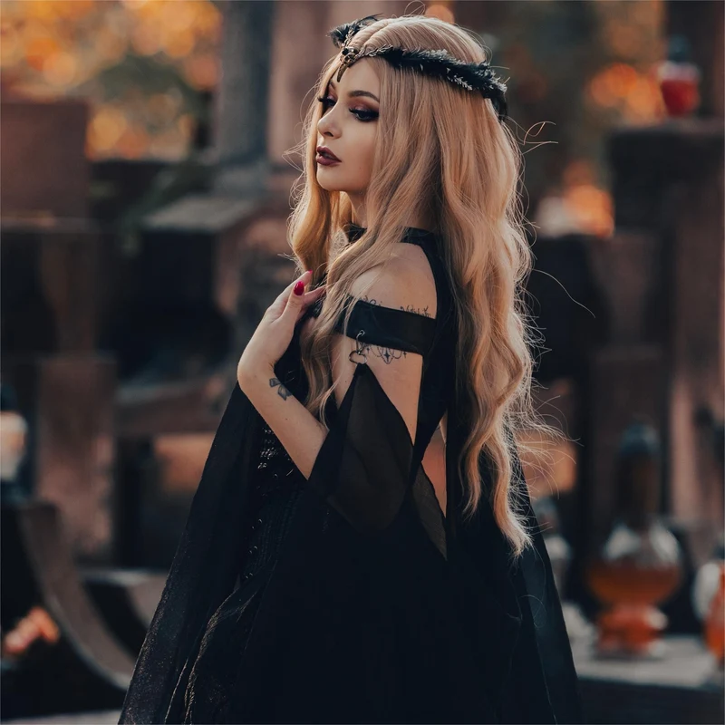 Gothic-Brautkleid für Damen mit Trägern, Seitenschlitz und abnehmbarem Cape