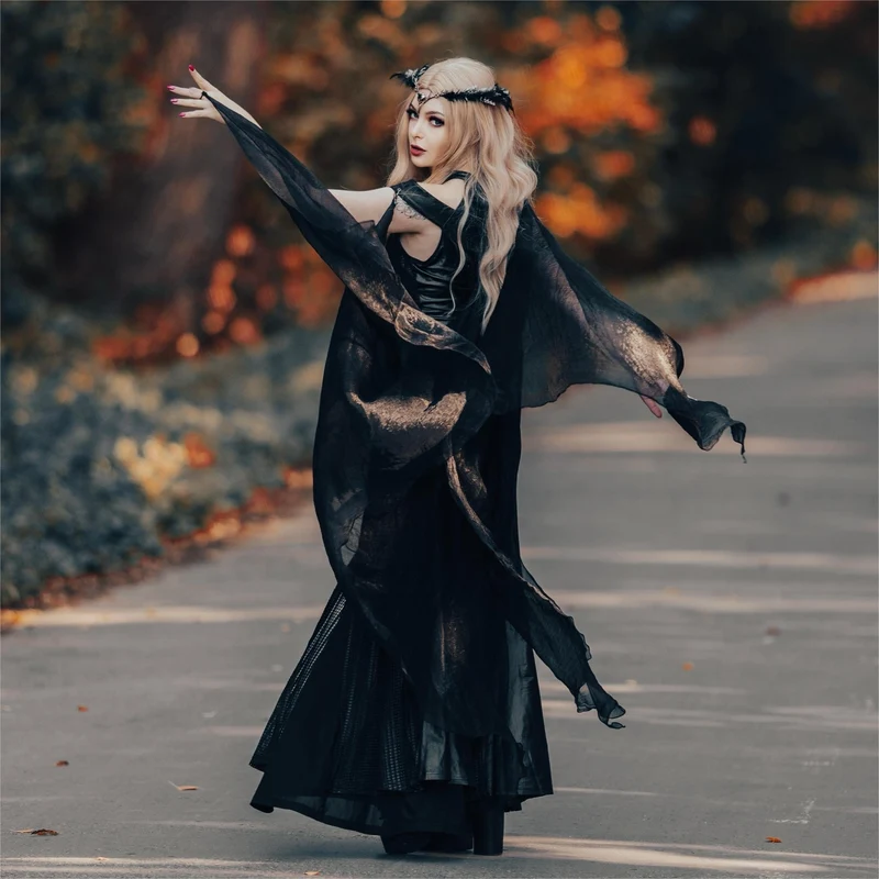 Gothic-Brautkleid für Damen mit Trägern, Seitenschlitz und abnehmbarem Cape