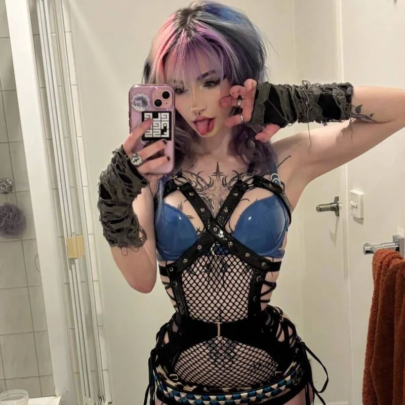 Gothic-Body aus gespleißtem Lackleder mit Nieten und Choker für Damen