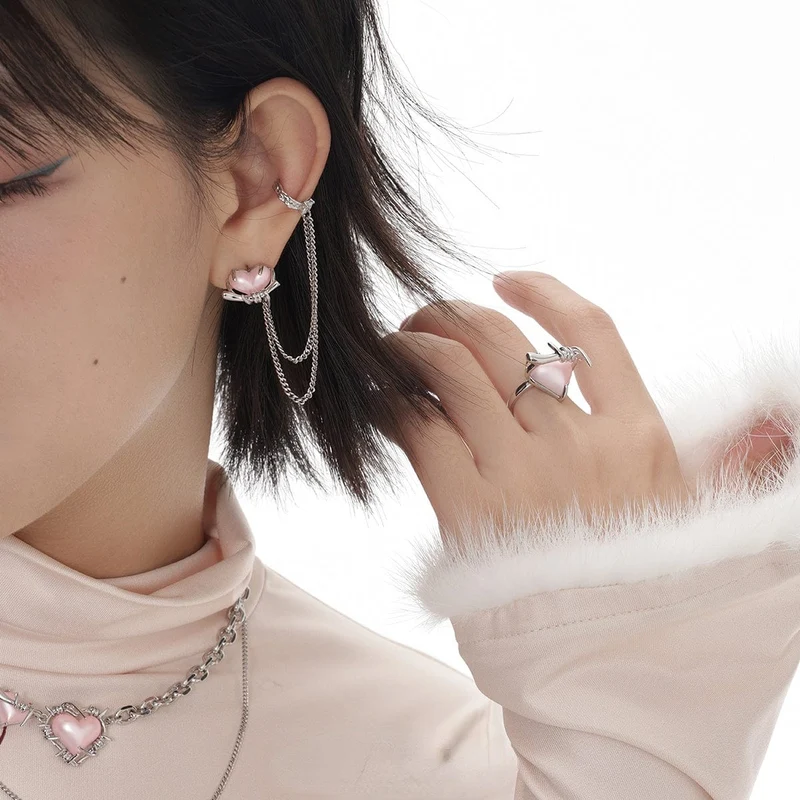 Asymmetrische Damen-Ohrringe mit Grunge-Herz-Zirkon