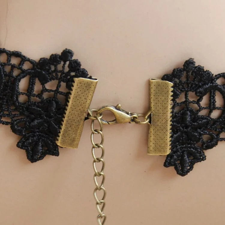 Damen Choker aus gotischer Spitze mit Diamanten und Herzkette