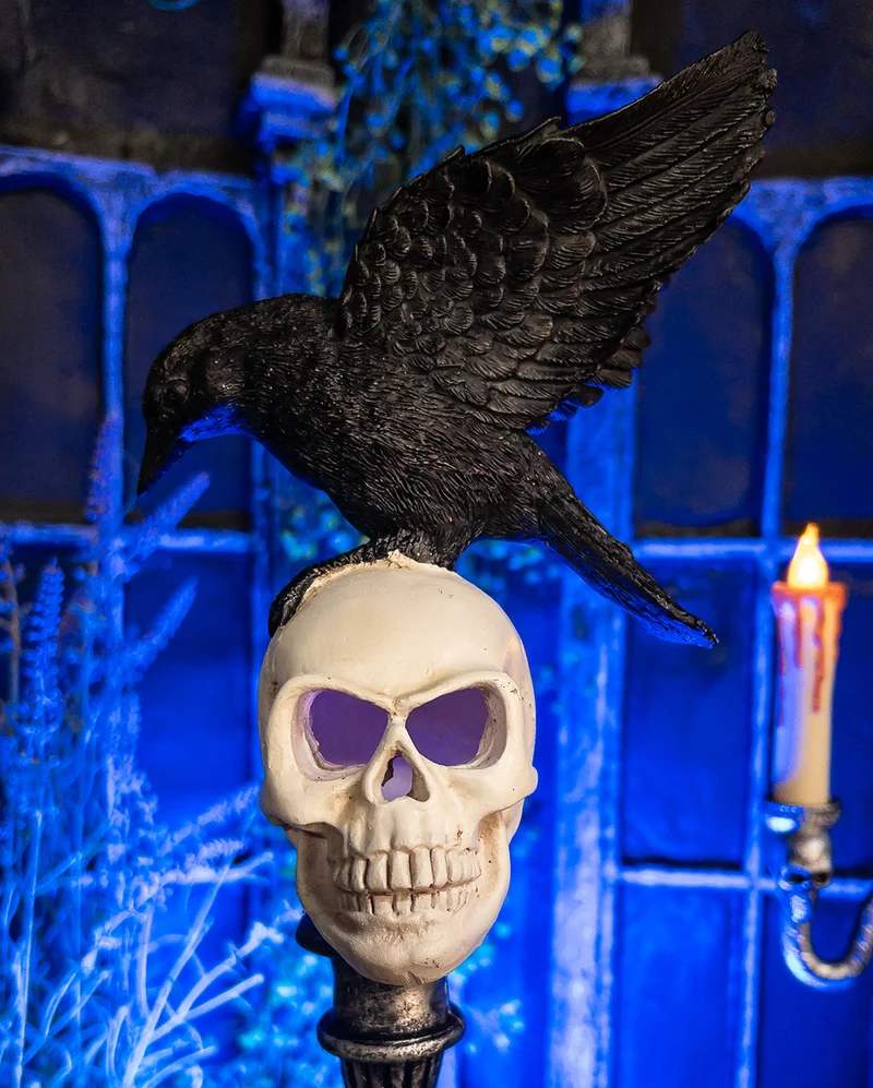 Totenkopf Büste mit Rabe mit Gespreizten Flügeln & LED 35cm
