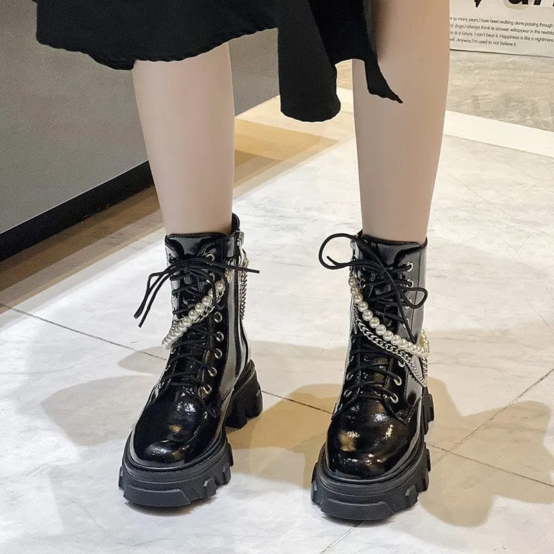 Damen Gothic Punk Stiefel mit eckiger Zehenpartie und Perlenkette