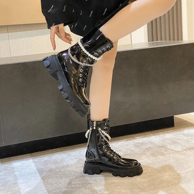 Damen Gothic Punk Stiefel mit eckiger Zehenpartie und Perlenkette