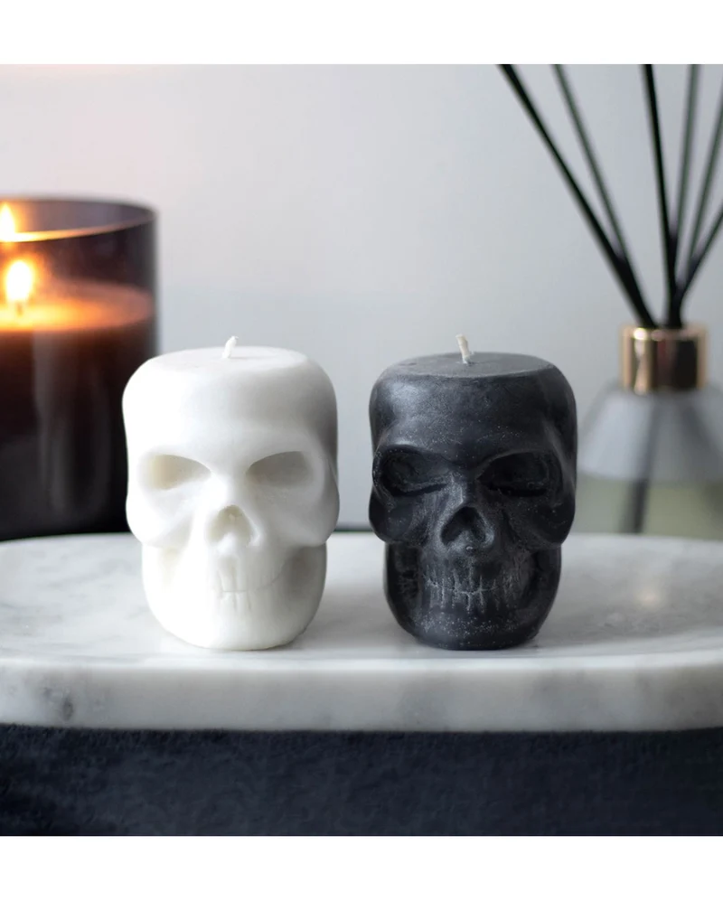 Schwarz-Weiße Totenkopf Kerzen mit Duft Sortiert
