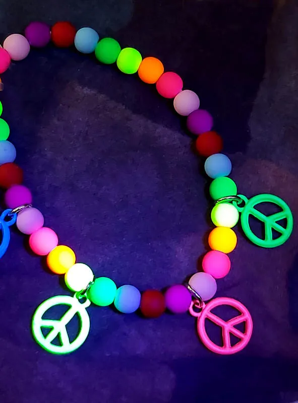 Buntes Hippiearmband mit Peace-Zeichen