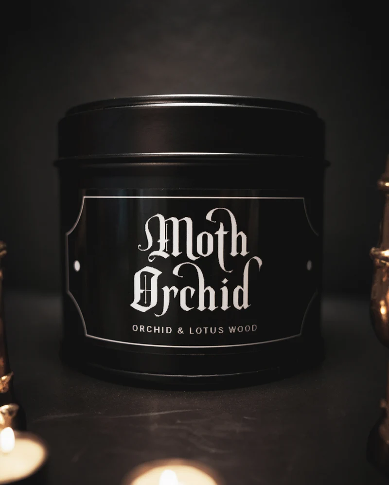Nachtfalterorchidee Gothic Duftkerze in schwarzer Metalldose