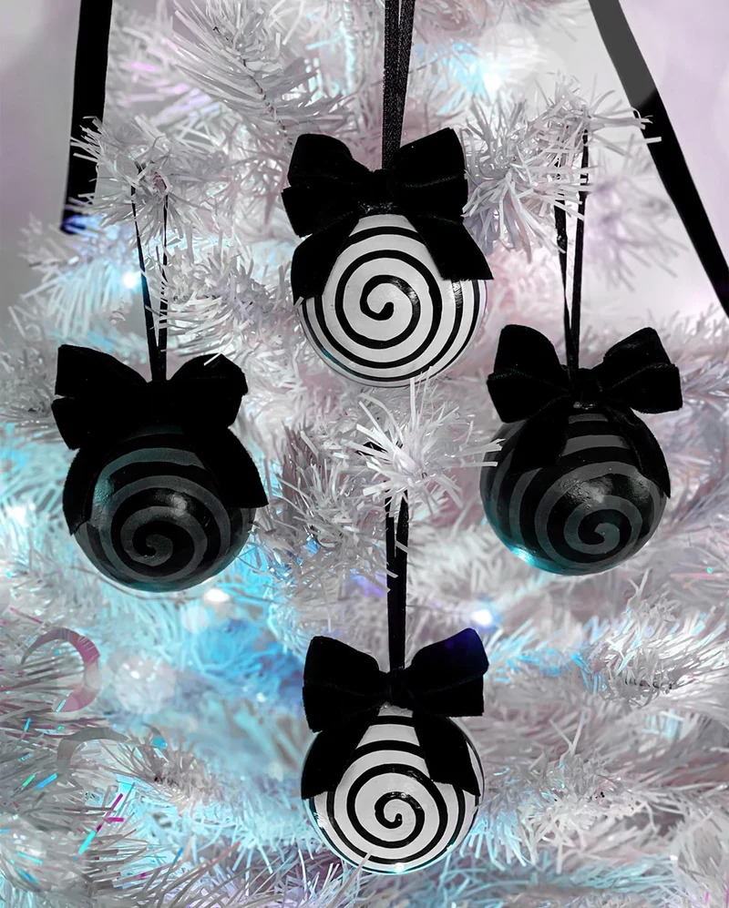 KILLSTAR Downward Spiral Ornamente 4 Stk.
