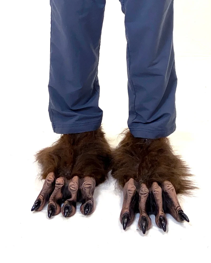 Dunkelbraune Werwolf Füße als Schuhüberzieher