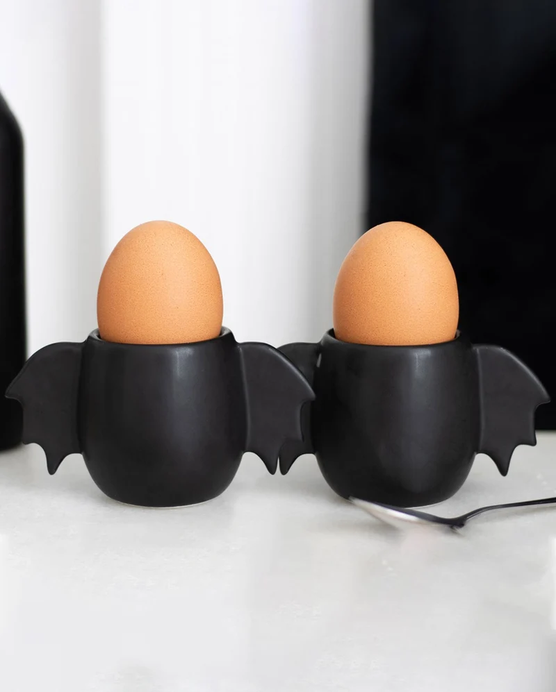 Schwarze Eierbecher mit Fledermaus Flügeln 2 St.