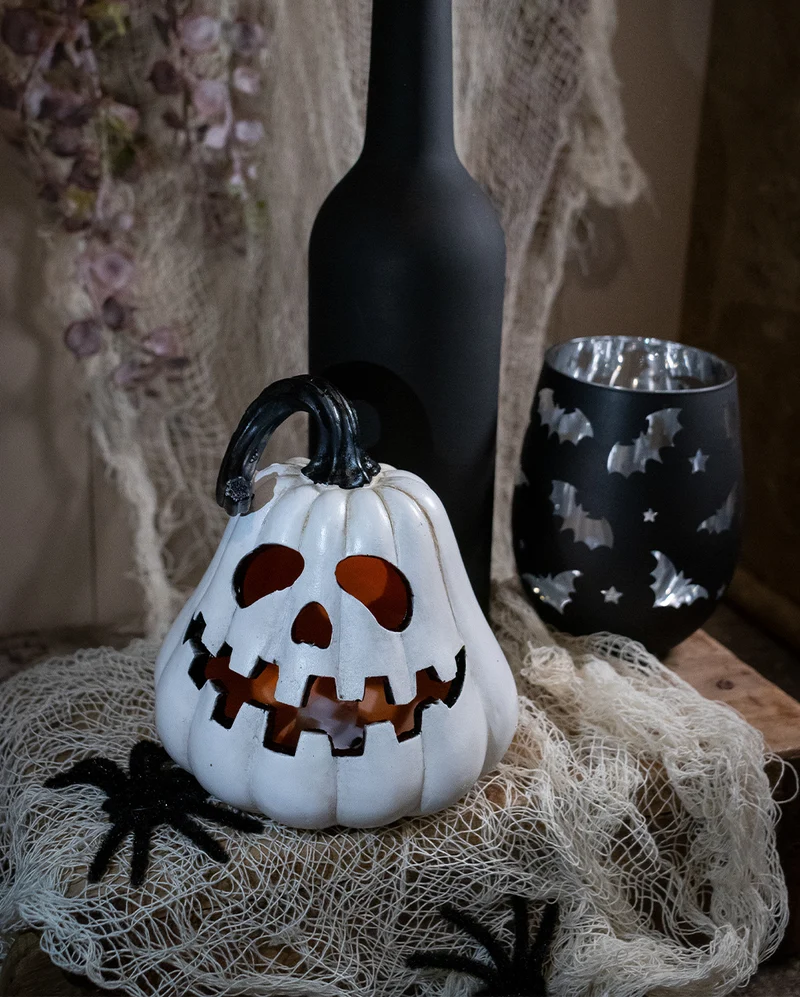 Weißer Halloween Kürbis mit Spooky Gesicht & LED 14cm