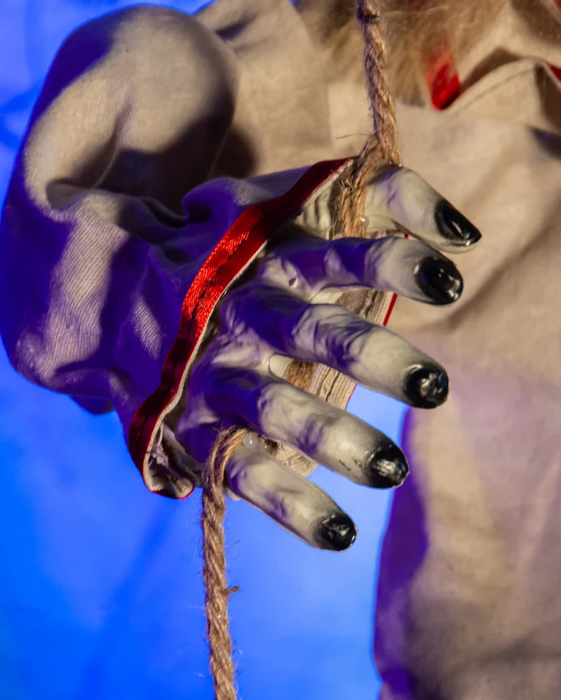 Sich schüttelnder Killerclown auf Schaukel 140cm