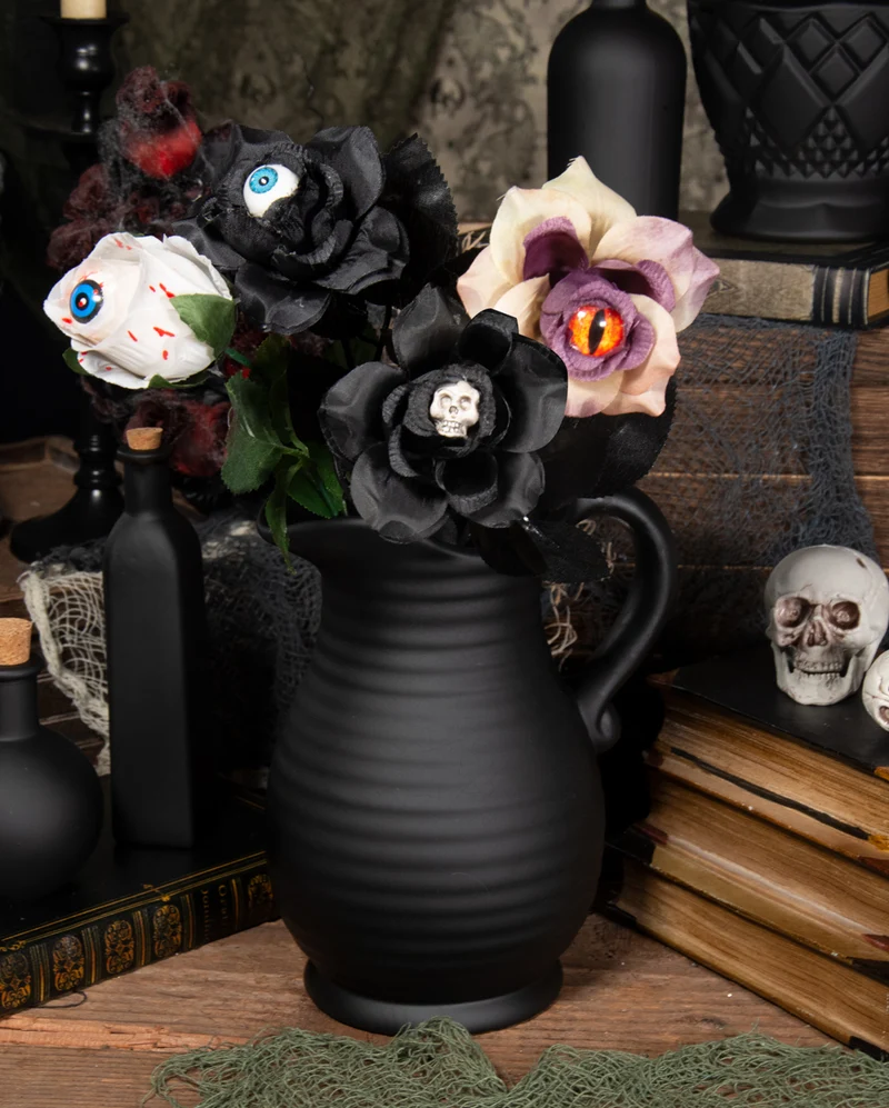 Schwarze Rose mit Totenschädel in der Blüte 42cm