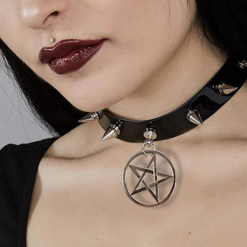 Damen Nieten Pentacle Anhänger PU Halsreifen