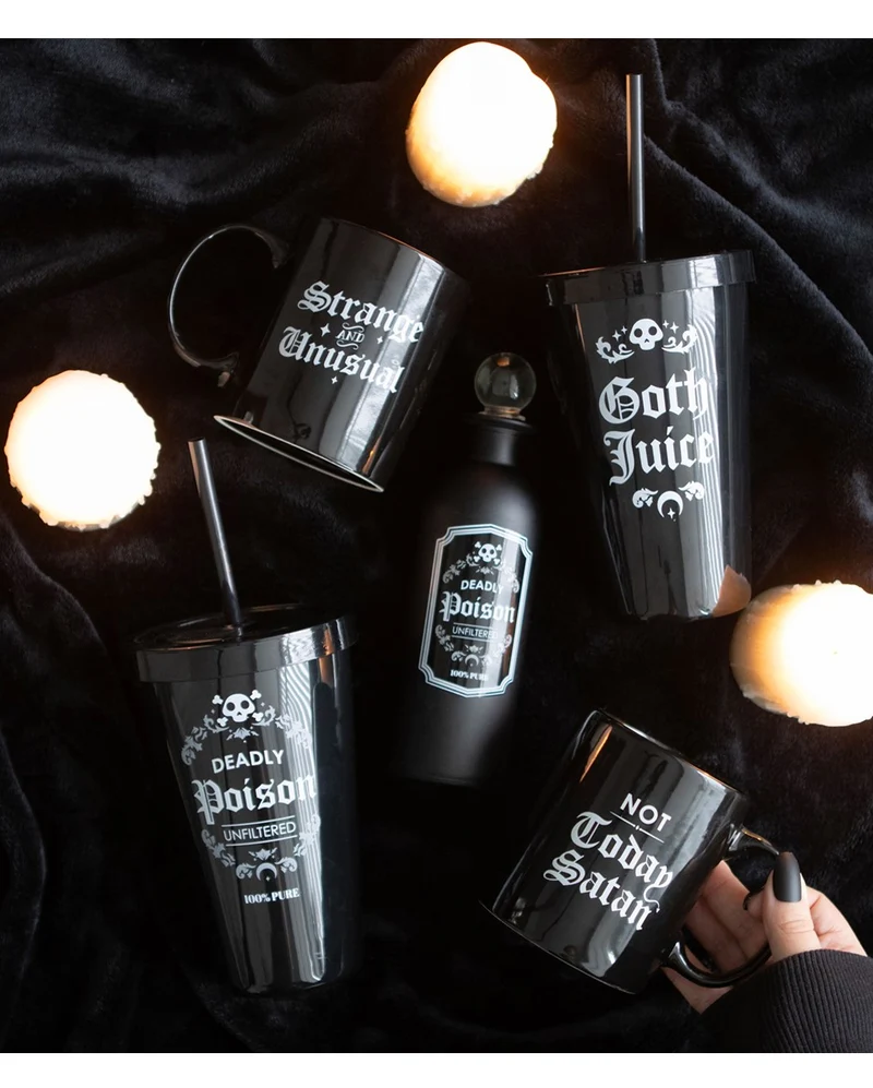 Schwarzer "Goth Juice" Getränkebecher mit Trinkhalm