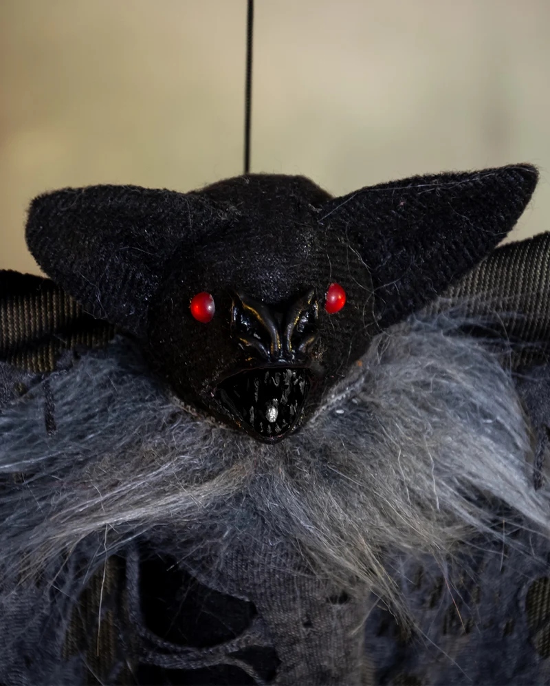 Schwarze Fledermaus mit zerfetzten Flügeln 60cm