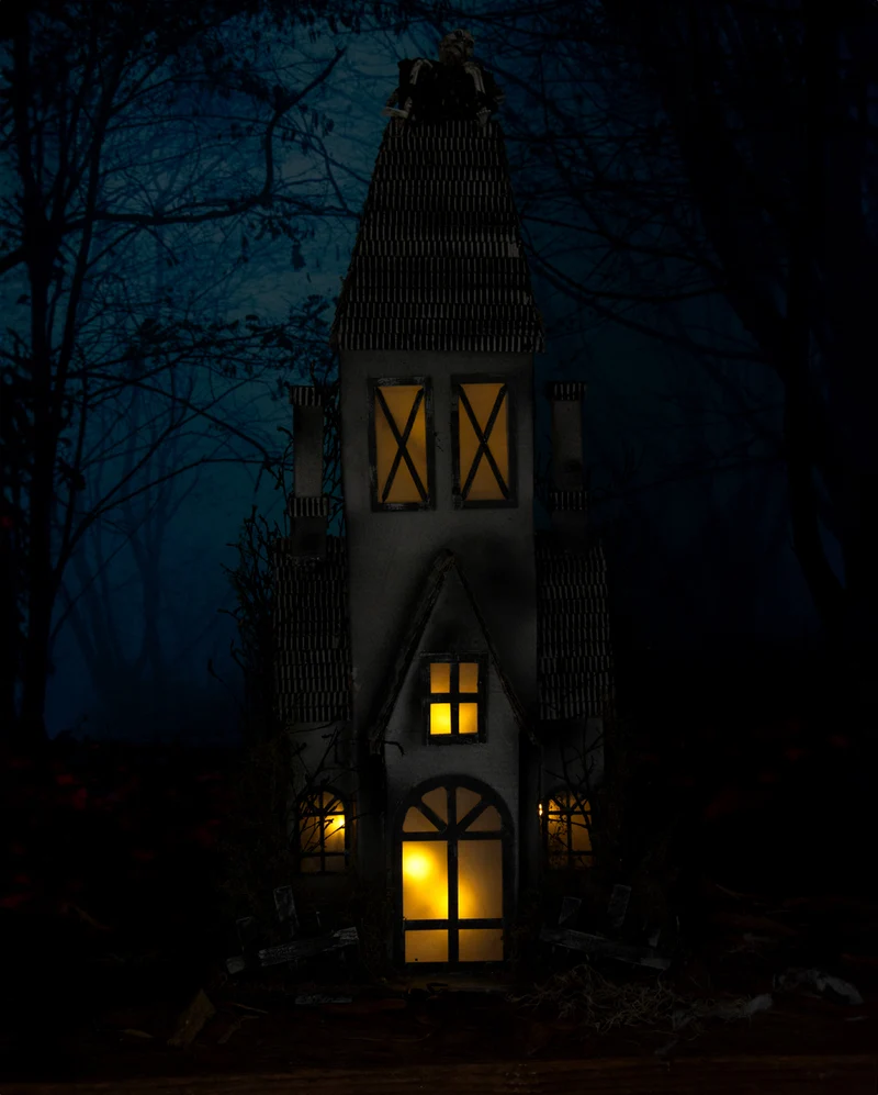 Verfallenes Geisterhaus mit Beleuchtung 95x53cm