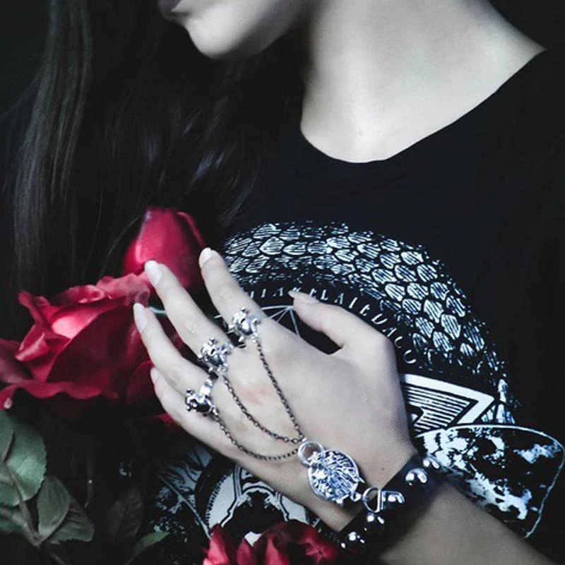 Frauen-Punk schwarz Kunstleder Armband mit drei Schädel-Ring für unsere Ins Verfolger