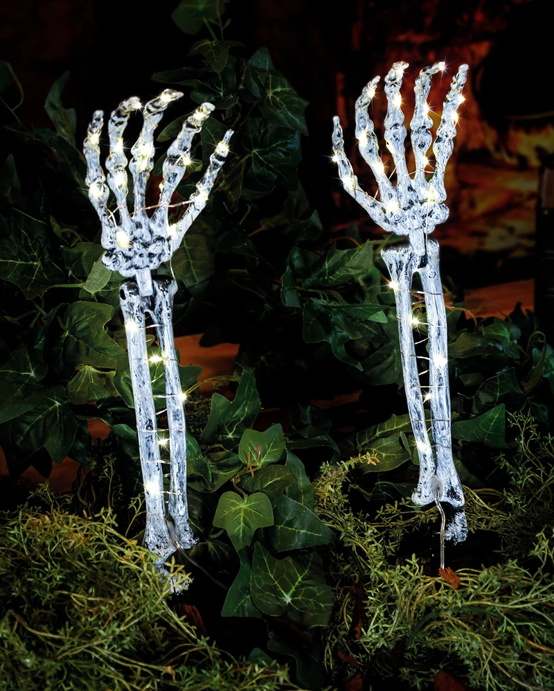 Leuchtende Skelett Arme als Gartenstecker