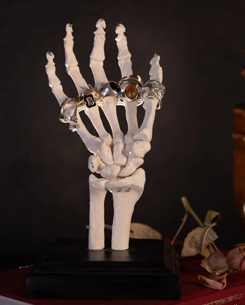 Skeletthand Schmuckhalter