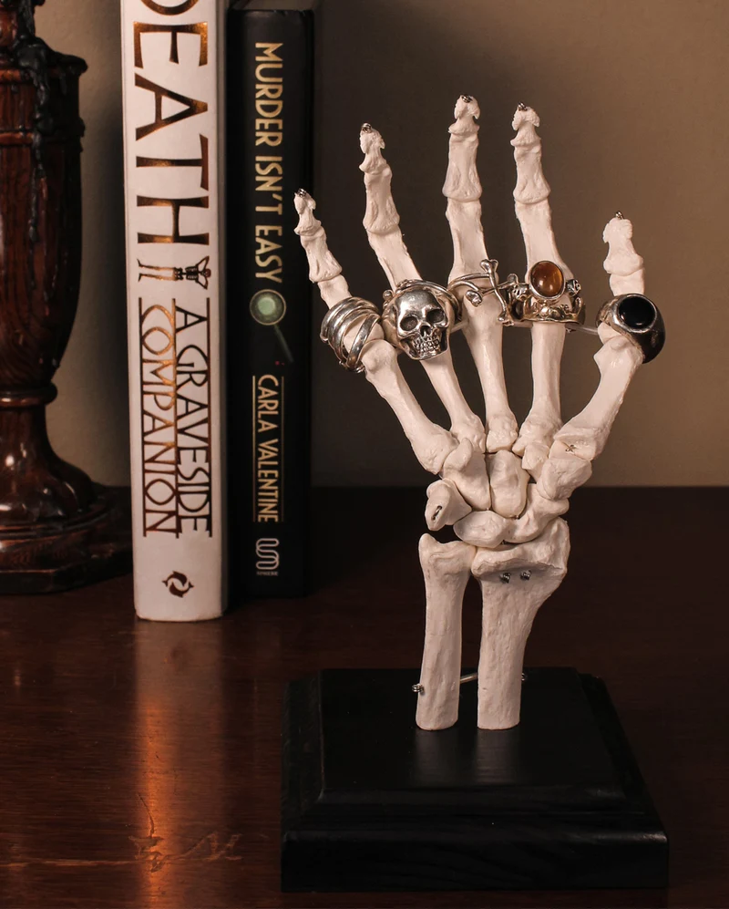 Skeletthand Schmuckhalter