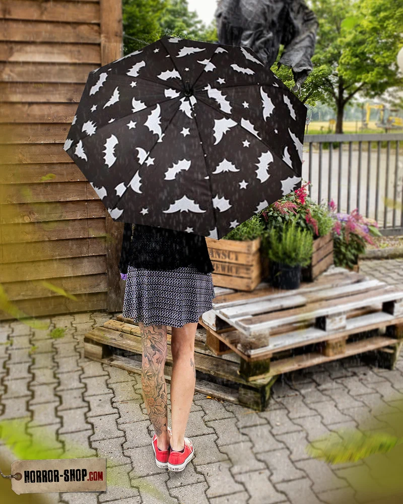 Schwarzer Regenschirm mit Fledermäusen als Motiv