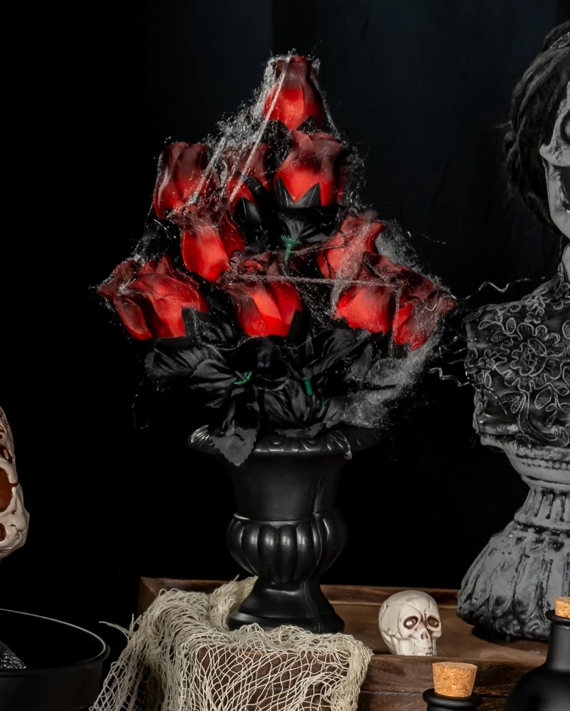 Gothic Vase mit Roten verblühten Rosen & Spinnweben