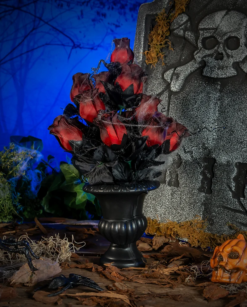 Gothic Vase mit Roten verblühten Rosen & Spinnweben