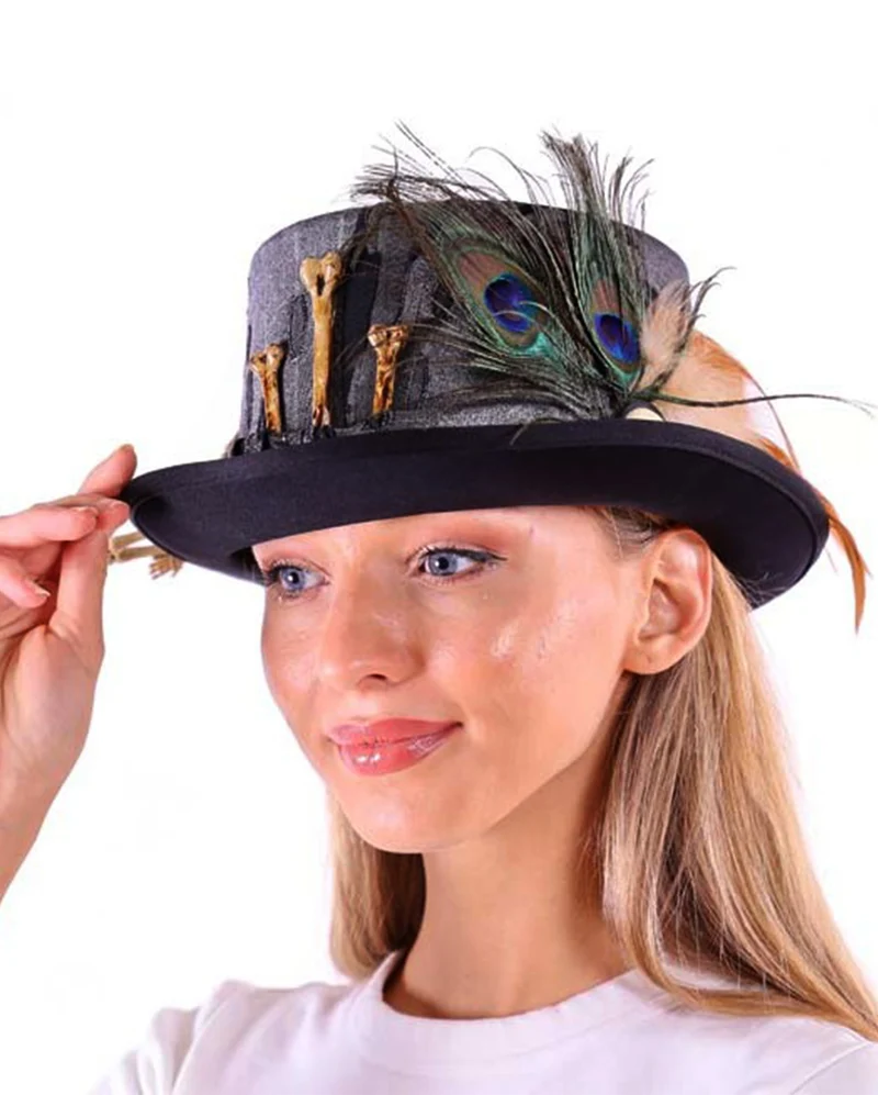 Schwarzer Voodoo Hut mit Feder und Skelett