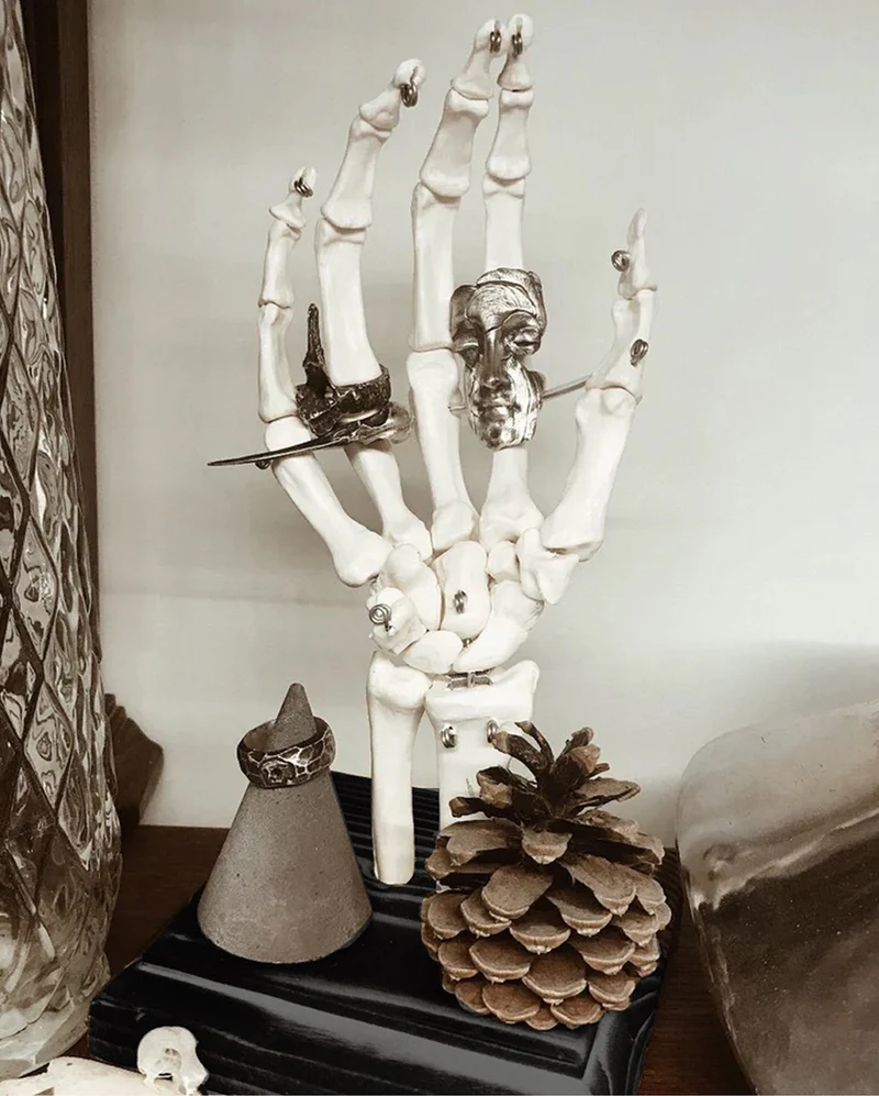 Skeletthand Schmuckständer
