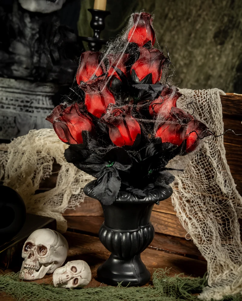 Antike Vase mit Roten verblühten Rosen & Spinnennetz