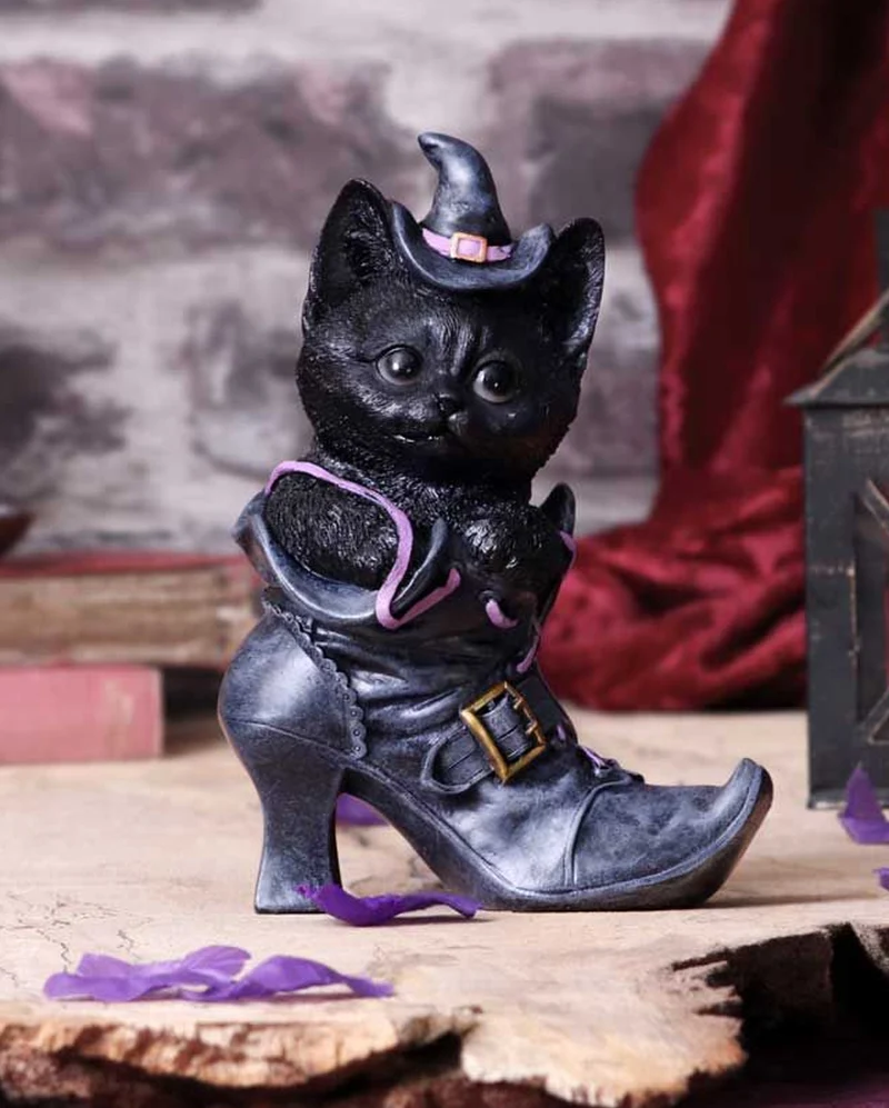 Schwarze Katze im Hexenstiefel