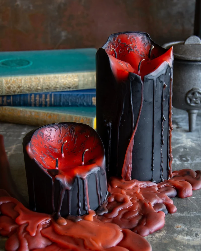 Blutende Schwarze Vampir Stumpenkerze 15cm