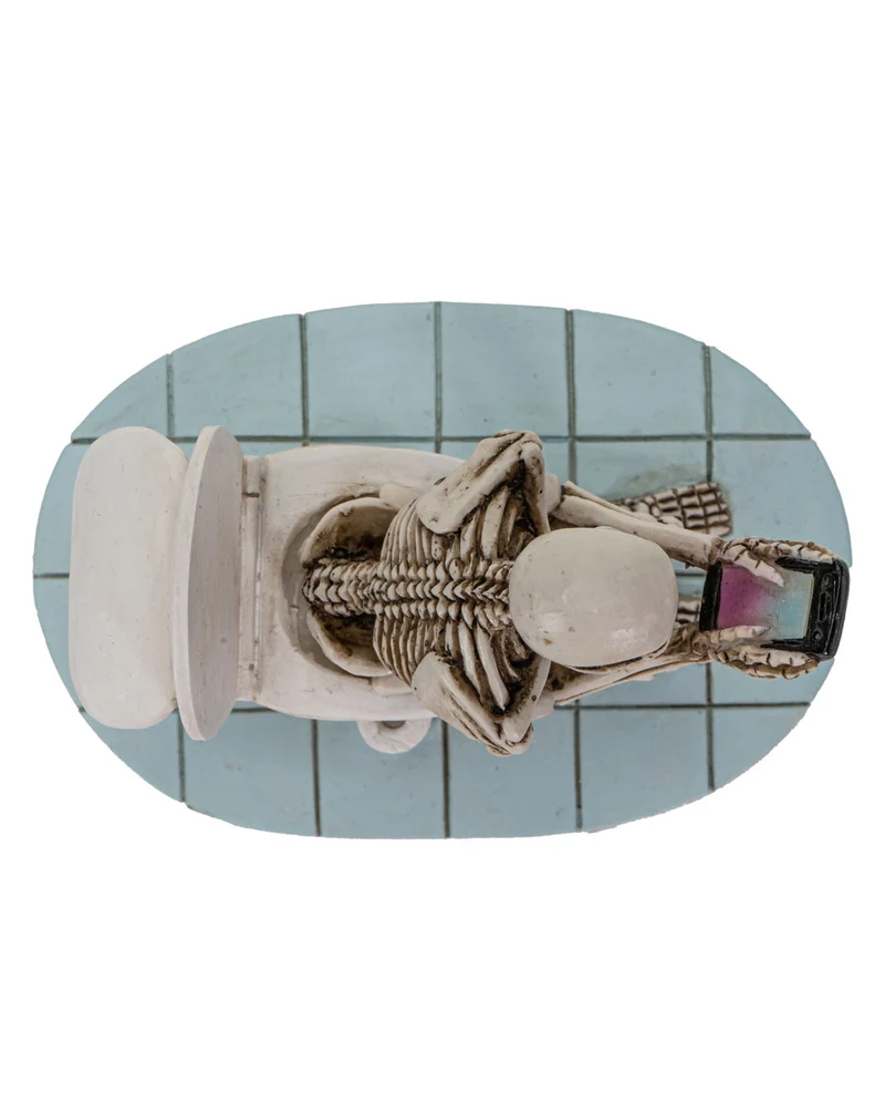 Skelett auf der Toilettenschüssel