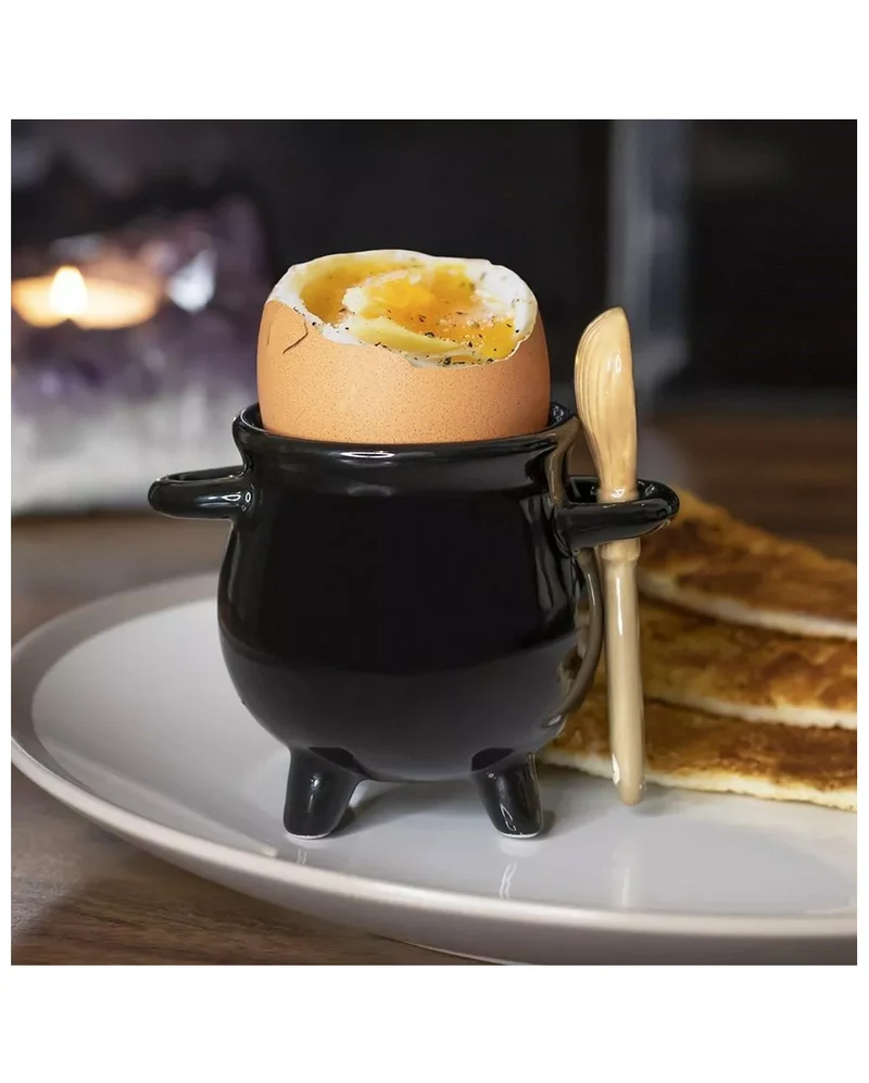 Hexenkessel als Eierbecher mit Löffel