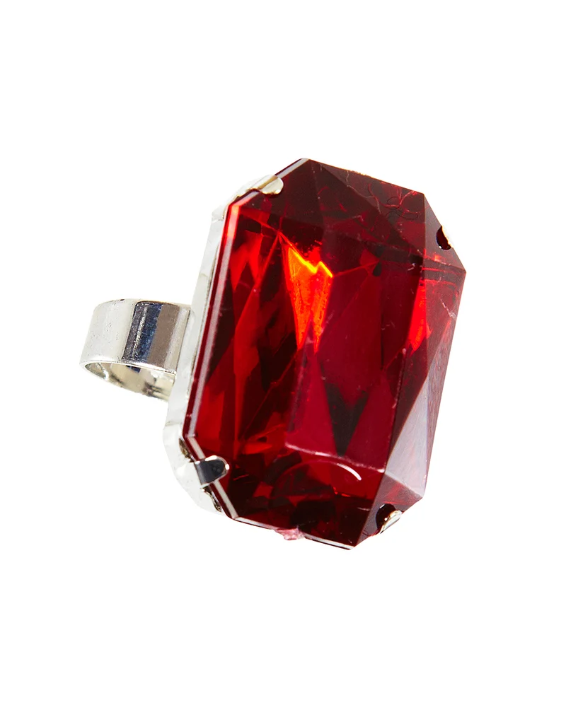 Ring mit Rotem Edelstein als Kostümaccessoire
