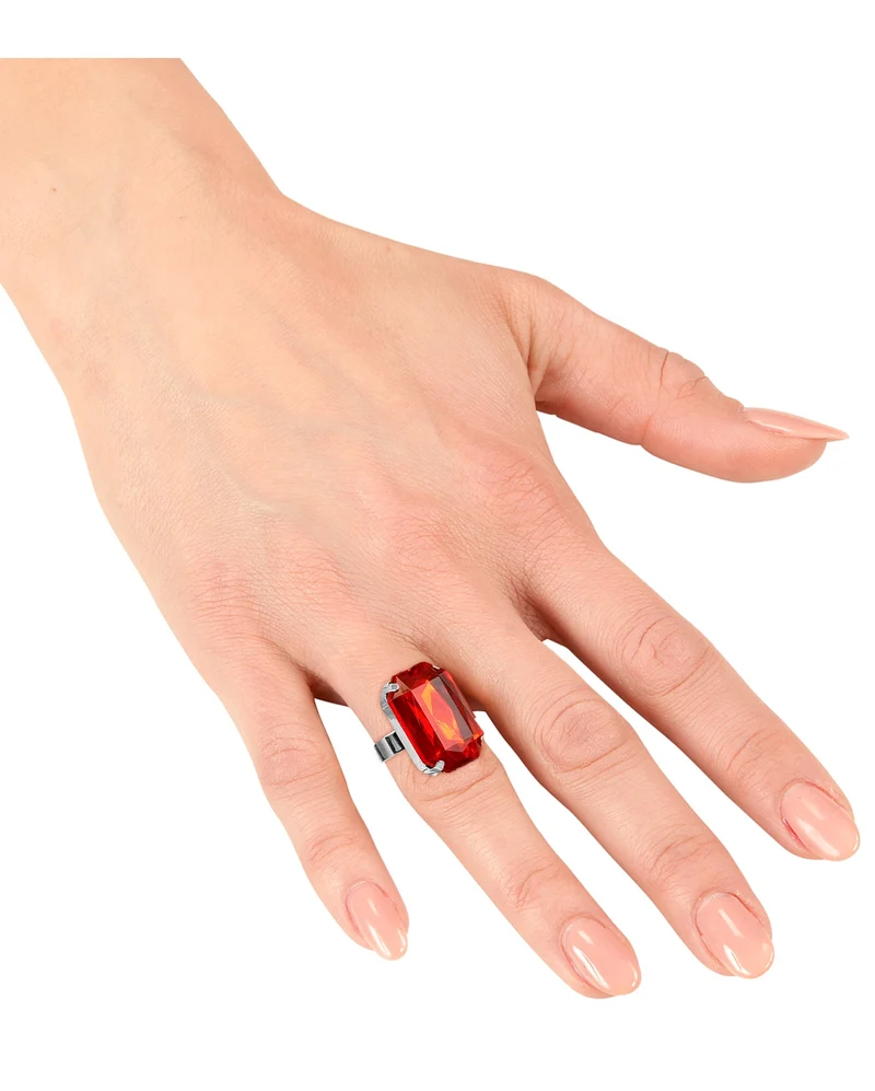 Ring mit Rotem Edelstein als Kostümaccessoire