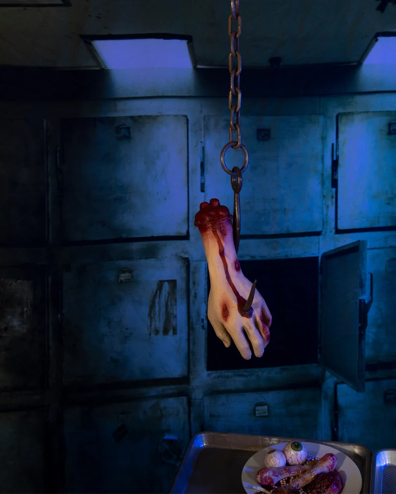 Abgetrennte Zombie Hand am Haken