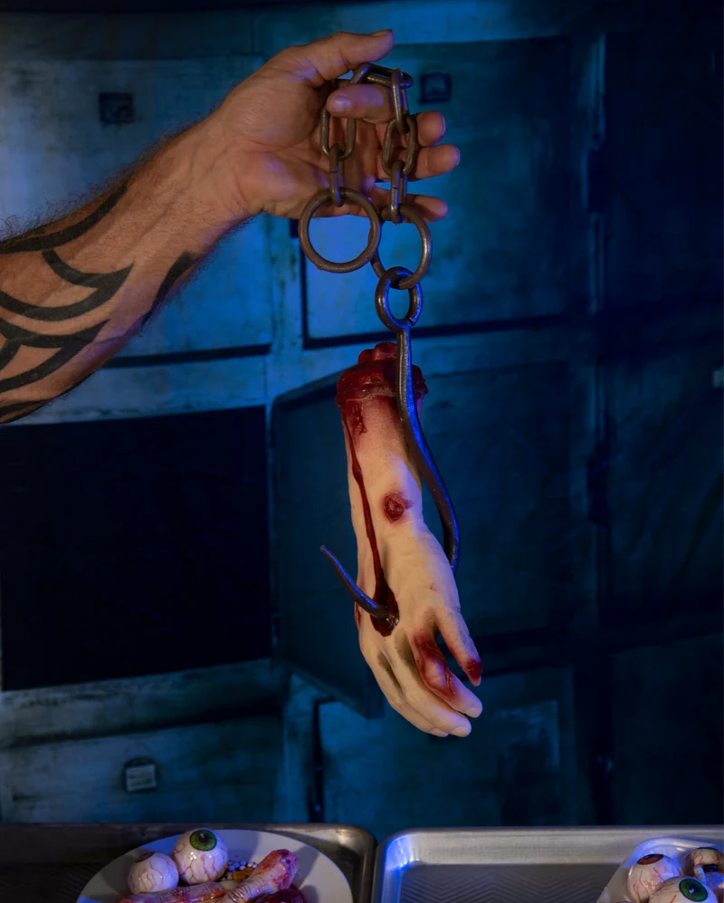 Abgetrennte Zombie Hand am Haken