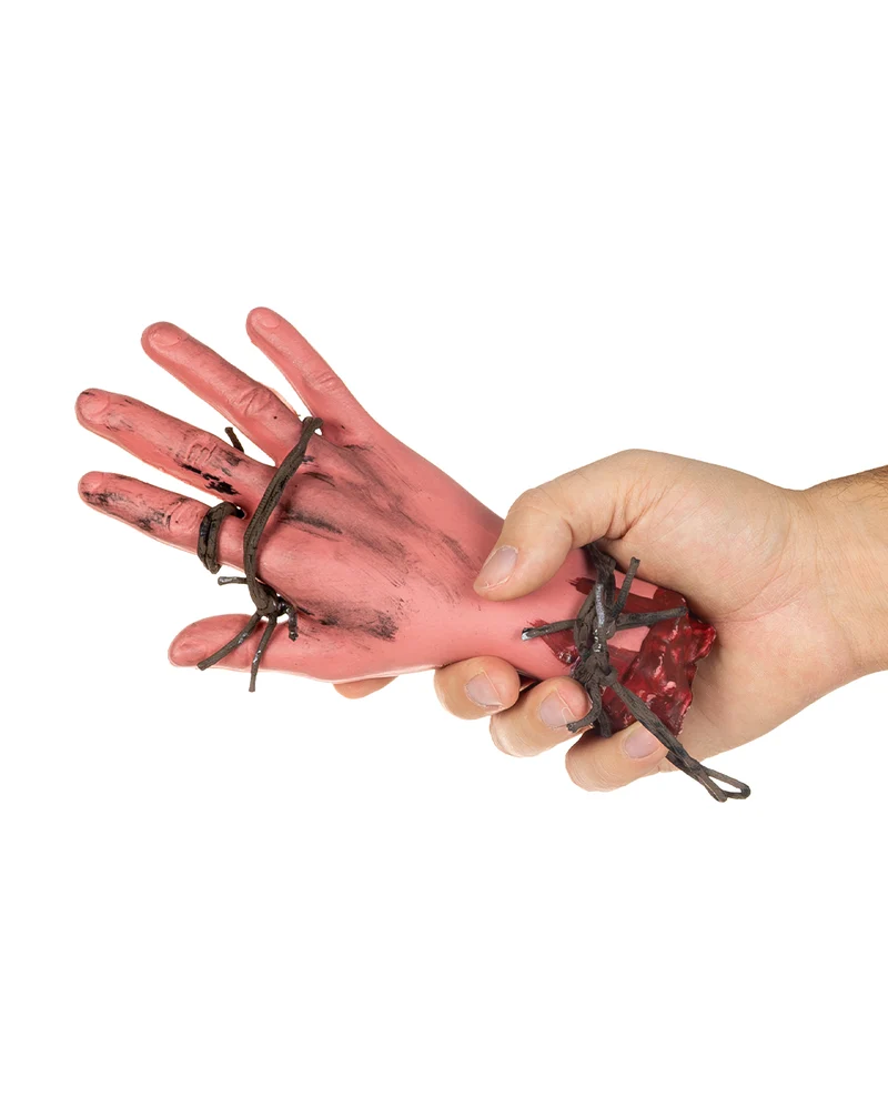 Abgetrenne Hand mit Stacheldraht