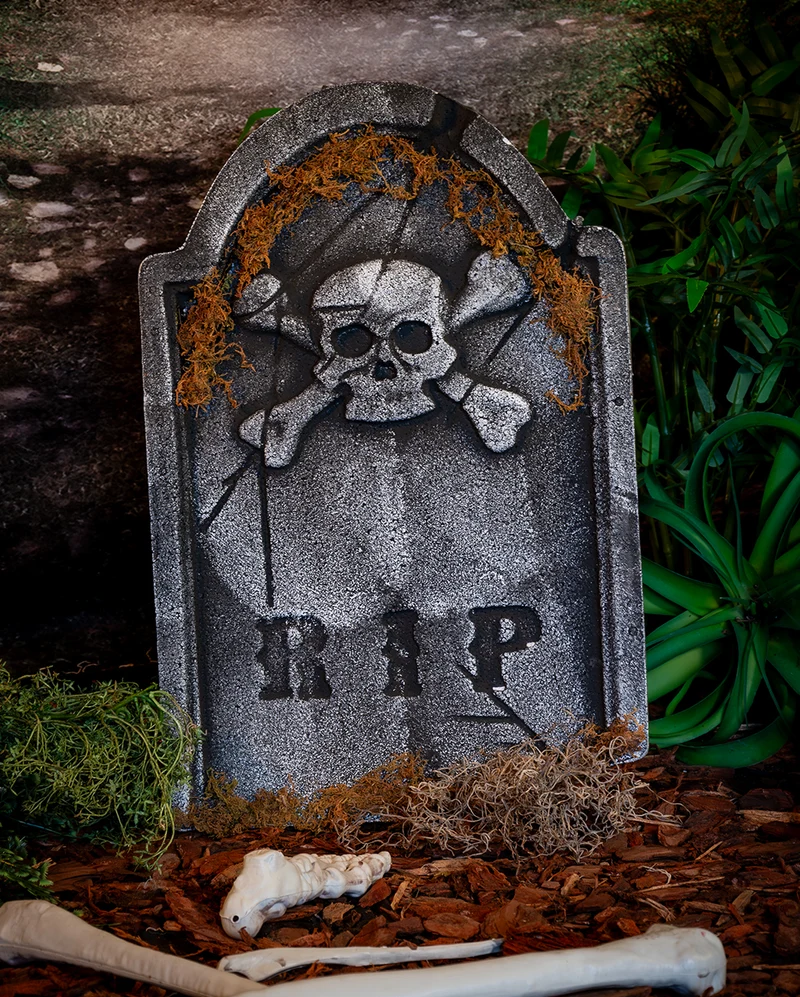 Moosiger R.I.P. Gedenkstein mit Totenkopf 53cm
