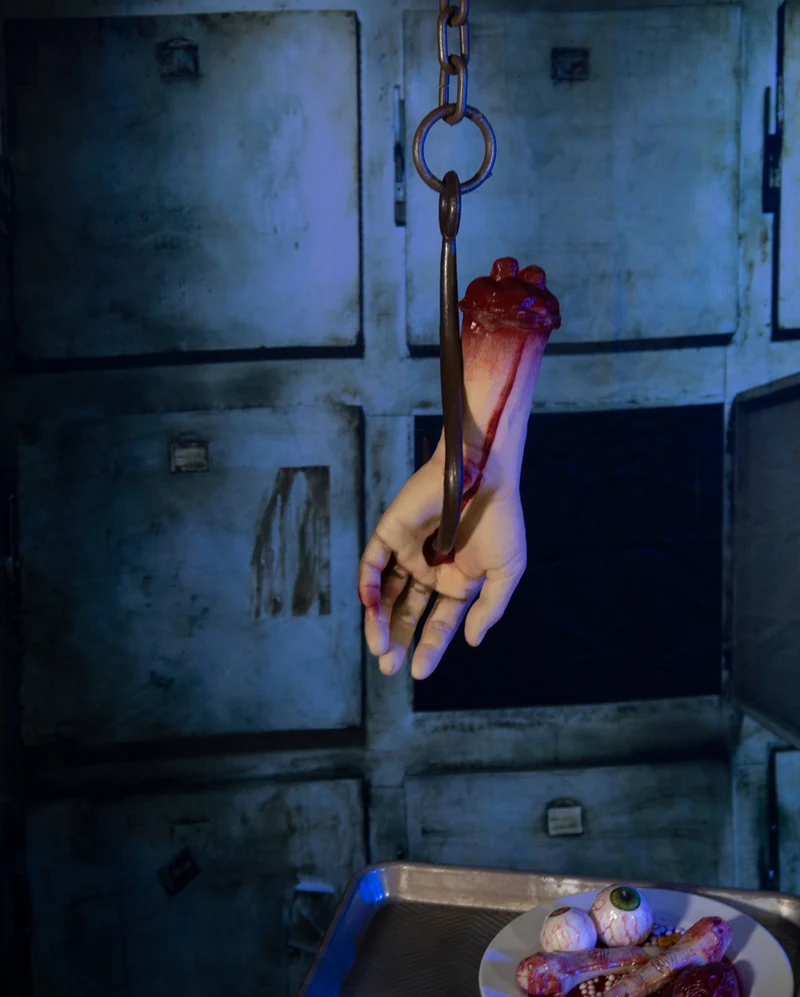 Abgehackte Zombie Hand am Haken